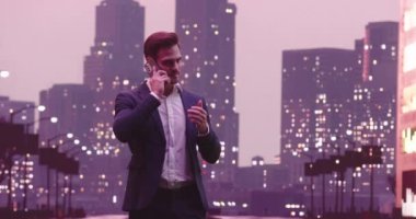 New York caddesinde akıllı telefon kullanan yakışıklı bir iş adamı, Wall Street bölgesi. Başarılı bir iş adamının günlük hayatı. Yüksek kalite 8K görüntü