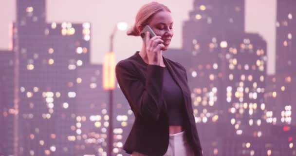 Vacker Affärskvinna New York Street Med Hjälp Smarttelefon Wall Street — Stockvideo