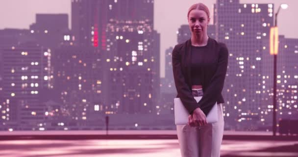 金融アナリストや弁護士ノートパソコンを使用して 美しい夜ニューヨーク市スカイラインと街に立って高層ビル 自信のあるビジネス女性カジュアルなフォーマルウェア 高画質8K映像 — ストック動画