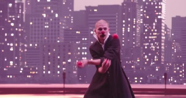 Мим Клоун Жонглируют Красными Шариками Фоне Современного Городского Горизонта Ночью — стоковое видео