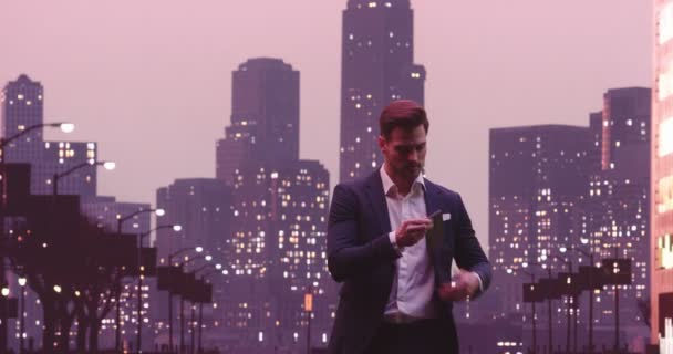 纽约街的一位英俊的商人使用智能手机 华尔街区 一个成功的商人的日常生活 高质量的8K镜头 — 图库视频影像