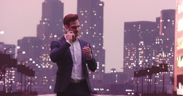 スマートフォン ウォール街地区を使用してニューヨークの通りでハンサムなビジネスマン 成功したビジネスマンの日常生活 高画質8K映像 — ストック動画