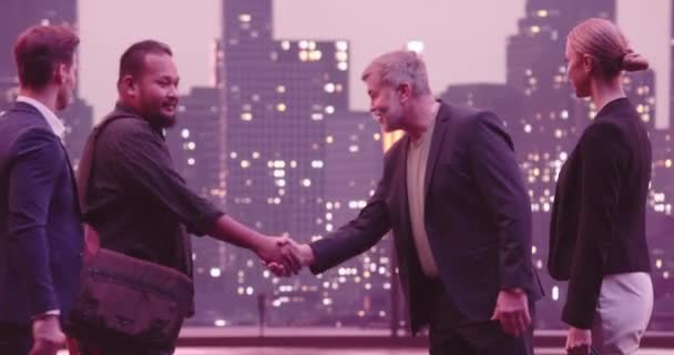 ビジネス ピープル グループミーティング屋外ニューヨーク シティ スカイライン ストリートの夜間オフィスビルで握手 高画質8K映像 — ストック動画