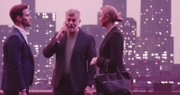商务人士小组会议户外握手在纽约市天际线街的晚上写字楼背景 高质量的8K镜头 — 图库视频影像