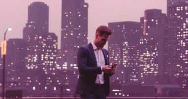 New York caddesinde akıllı telefon kullanan yakışıklı bir iş adamı, Wall Street bölgesi. Başarılı bir iş adamının günlük hayatı. Yüksek kalite 8K görüntü