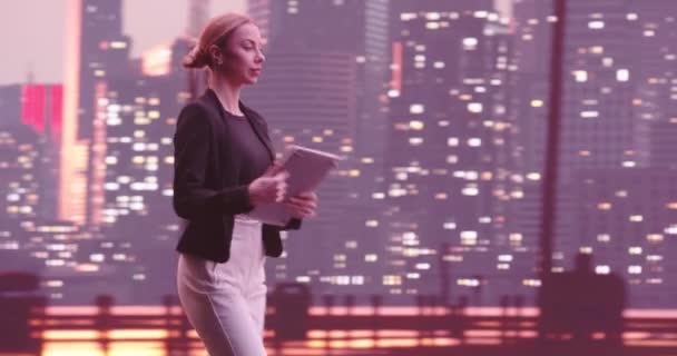 金融アナリストや弁護士がストリート追跡撮影を歩いています 美しい夜スカイスクレーパーとニューヨーク市スカイライン 自信のあるビジネス女性カジュアルなフォーマルウェア 高画質8K映像 — ストック動画