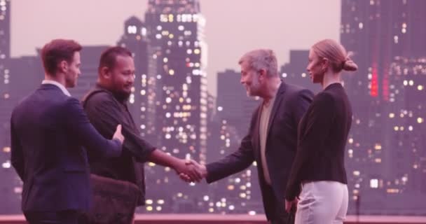 Affärsmän Gruppmöte Utomhus Skaka Hand New York City Skyline Street — Stockvideo