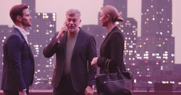 商务人士小组会议户外握手在纽约市天际线街的晚上写字楼背景 高质量的8K镜头 — 图库视频影像