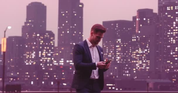 Schöner Geschäftsmann Der New Yorker Straße Mit Smartphone Wall Street — Stockvideo