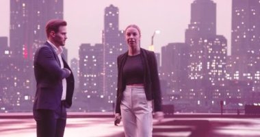 İş adamları sokakta yürüyen ve konuşan çiftler. Kahve içen genç bir kadın. Geceleri New York caddeleri ve arka planda modern ofis binaları. İzleme görüntüsü. Yüksek kalite 4k görüntü