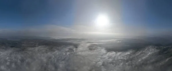 Imágenes Aéreas Aviones Tripulados Niebla Brumosa Soplando Sobre Bosque Pinos — Foto de Stock