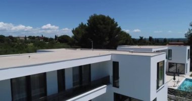 Birbirine tıpatıp benzeyen iki tatil evi ya da deniz manzaralı villaların insansız hava aracı görüntüleri. Yüksek kalite 4k görüntü