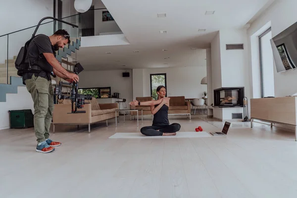 Scene Photo Cameraman Recording Woman Doing Yoga Exercises Online Training — Stock Photo, Image