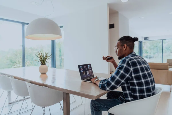 Afroamerikaner Mit Brille Sitzt Einem Tisch Einem Modernen Wohnzimmer Und — Stockfoto