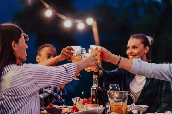 夕方にはモダンな家のテラスで夕食をとる若い多様な人々のグループ 友人や家族のための楽しい 休日のお祝い バーベキューと結婚式 — ストック写真
