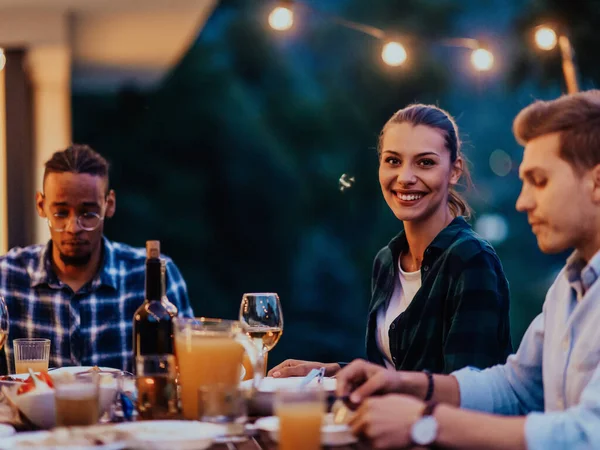 Группа Молодых Людей Ужинающих Вечером Террасе Современного Дома Веселье Друзей — стоковое фото