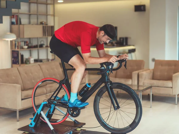 Ein Mann Auf Einem Triathlonrad Auf Einer Maschinensimulation Einem Modernen — Stockfoto