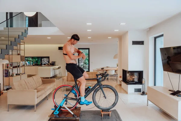 Man Riding Triathlon Bike Machine Simulation Modern Living Room Training — Stock Photo, Image