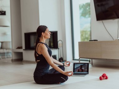 Genç Güzel Kadın Egzersiz, Esneme ve Egzersiz Yogası Parlak Sunny House 'da Video Çağrı Konferansı aracılığıyla Antrenörle. Sağlıklı Yaşam Tarzı, Refah ve Farkındalık Konsepti.