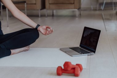 Genç Güzel Kadın Egzersiz, Esneme ve Egzersiz Yogası Parlak Sunny House 'da Video Çağrı Konferansı aracılığıyla Antrenörle. Sağlıklı Yaşam Tarzı, Refah ve Farkındalık Konsepti.