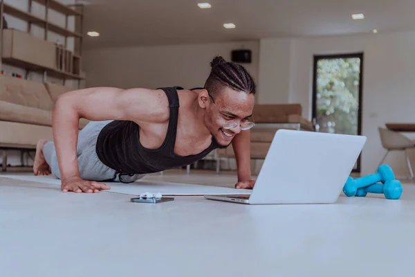 Trening Domu Sportowy Człowiek Robi Trening Oglądając Samouczek Online Laptopie — Zdjęcie stockowe