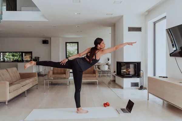 Young Beautiful Female Exercising Stretching Oefenen Yoga Met Trainer Video — Stockfoto