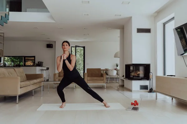 Jeune Belle Femme Faisant Exercice Étirement Pratiquant Yoga Avec Entraîneur — Photo