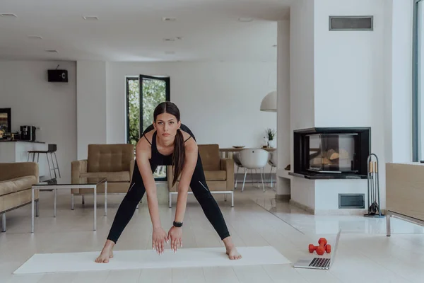 Young Beautiful Female Exercising Stretching Oefenen Yoga Met Trainer Video — Stockfoto