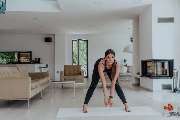 Genç Güzel Kadın Egzersiz Esneme Egzersiz Yogası Parlak Sunny House — Stok fotoğraf