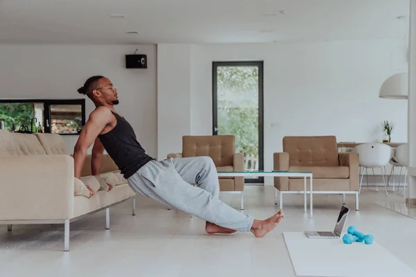 Thuis Aan Het Trainen Sportieve Man Doet Training Tijdens Het — Stockfoto