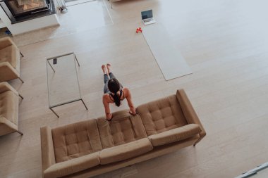 Genç Güzel Kadın Egzersiz, Esneme ve Egzersiz Yogası Parlak Sunny House 'da Video Çağrı Konferansı aracılığıyla Antrenörle. Sağlıklı Yaşam Tarzı, Refah ve Farkındalık Konsepti.