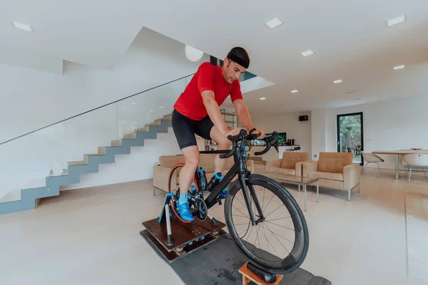 Ein Mann Auf Einem Triathlonrad Auf Einer Maschinensimulation Einem Modernen — Stockfoto