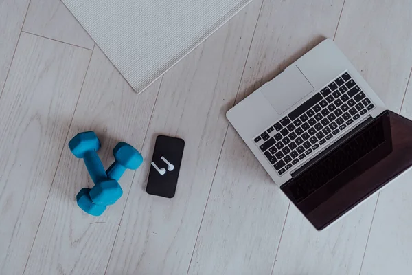 Photo Laptop Dumbbells Headphones Floor Living Room Online Training Concept — Stock Photo, Image