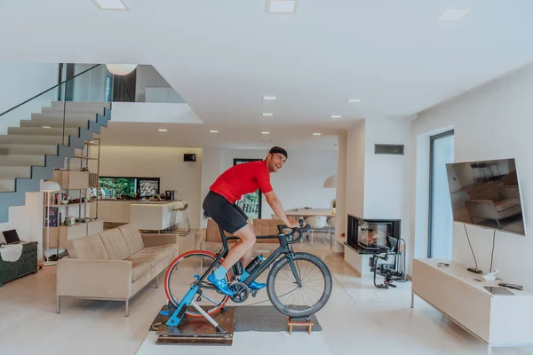 Modern Bir Oturma Odasında Triatlon Bisikleti Süren Bir Adam Pandemik — Stok fotoğraf