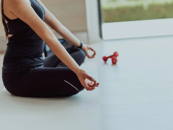 Giovane Bella Femmina Esercizio Stretching Praticare Yoga Con Trainer Tramite — Foto Stock
