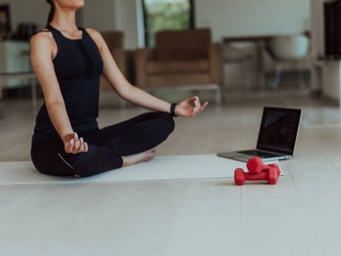 Genç Güzel Kadın Egzersiz, Esneme ve Egzersiz Yogası Parlak Sunny House 'da Video Çağrı Konferansı aracılığıyla Antrenörle. Sağlıklı Yaşam Tarzı, Refah ve Farkındalık Konsepti.