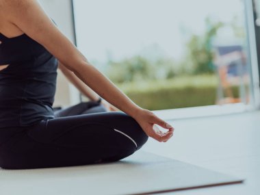 Genç Güzel Kadın Egzersiz, Esneme ve Egzersiz Yogası Parlak Sunny House 'da Video Çağrı Konferansı aracılığıyla Antrenörle. Sağlıklı Yaşam Tarzı, Refah ve Farkındalık Konsepti.