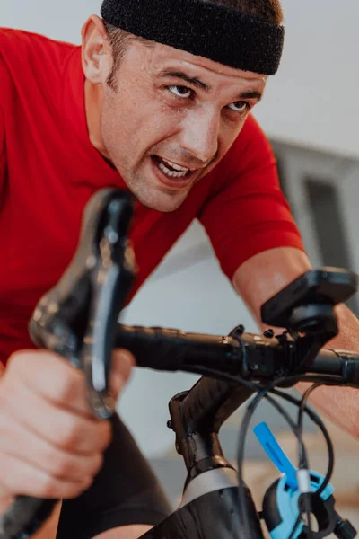 Mężczyzna Jeżdżący Rowerze Triatlonowym Symulacji Maszyny Nowoczesnym Salonie Szkolenie Warunkach — Zdjęcie stockowe