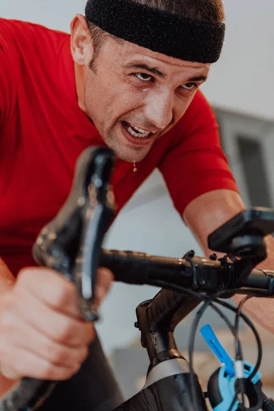 Mężczyzna Jeżdżący Rowerze Triatlonowym Symulacji Maszyny Nowoczesnym Salonie Szkolenie Warunkach — Zdjęcie stockowe