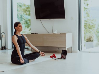 Genç Güzel Kadın Egzersiz, Esneme ve Egzersiz Yogası Parlak Sunny House 'da Video Çağrı Konferansı aracılığıyla Antrenörle. Sağlıklı Yaşam Tarzı, Refah ve Farkındalık Konsepti.