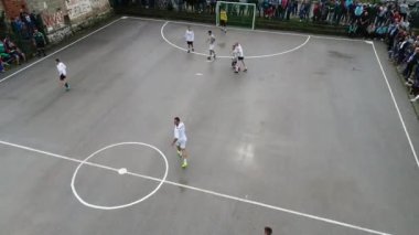 Top view İHA 'sı amatör futbol maçının üzerinde uçuyor. Kırsal otantik turnuva. Yüksek kalite 4k görüntü