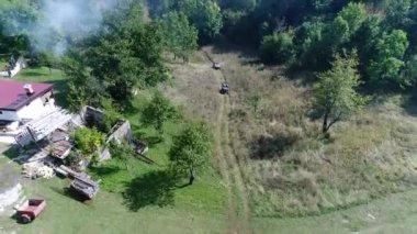 Ormanlardaki toprak bir patikada ATV kuadlarının hava aracı görüntüsü. Off-road grubu kulüp meraklıları kırsal yollarda araba sürerken eğleniyorlar. Yüksek kalite 4k görüntü