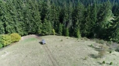 Ormanlardaki toprak bir patikada ATV kuadlarının hava aracı görüntüsü. Off-road grubu kulüp meraklıları kırsal yollarda araba sürerken eğleniyorlar. Yüksek kalite 4k görüntü