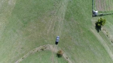 Ormanlardaki toprak bir patikada ATV kuadlarının hava aracı görüntüsü. Off-road grubu kulüp meraklıları kırsal yollarda araba sürerken eğleniyorlar. Yüksek kalite 4k görüntü