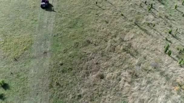 空中无人侦察机看到的Atv四驱车在森林的土路上 越野团体俱乐部的爱好者们一边开车一边玩 高质量的4K镜头 — 图库视频影像