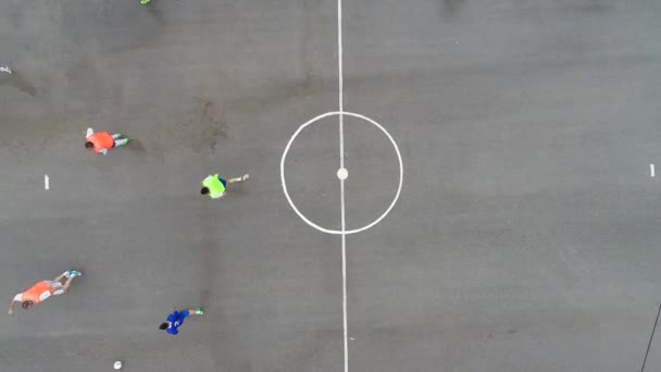 Top View Amatör Futbol Maçının Üzerinde Uçuyor Kırsal Otantik Turnuva — Stok video
