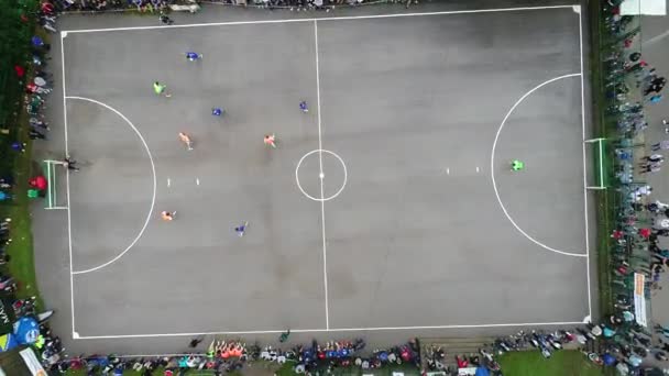 Top View Amatör Futbol Maçının Üzerinde Uçuyor Kırsal Otantik Turnuva — Stok video