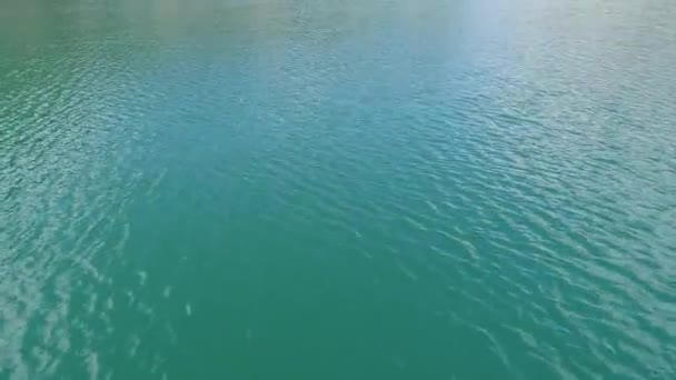 Tyrkysová Voda Horském Lesním Jezeru Letecký Pohled Modré Abstraktní Pozadí — Stock video