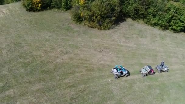 Воздушные Беспилотники Наблюдают Квадроциклы Квадроциклов Грунтовой Тропе Лесах Любители Внедорожных — стоковое видео