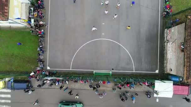 顶级无人机飞越业余足球比赛上空 乡村音乐真正的比赛高质量的4K镜头 — 图库视频影像
